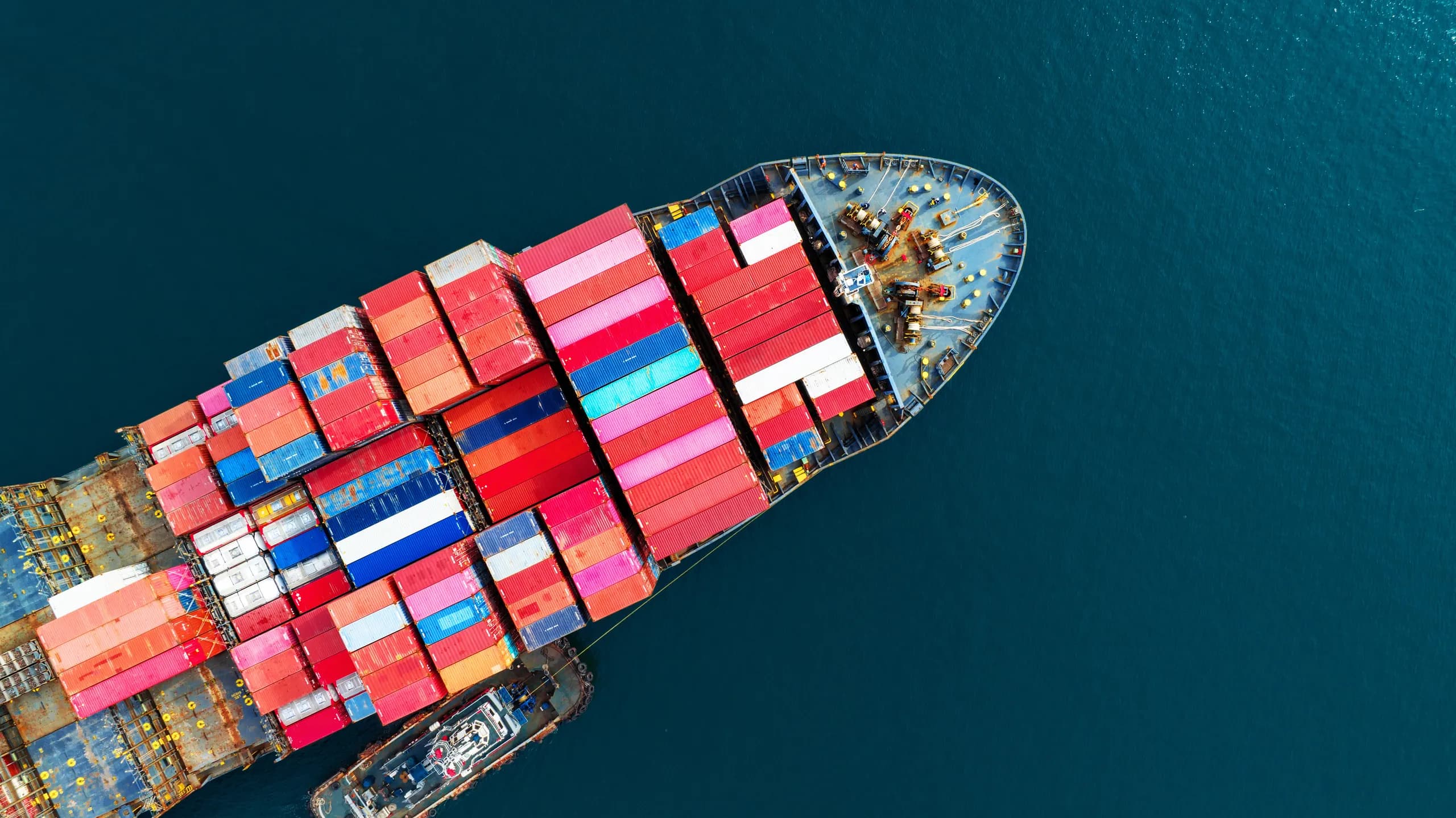 Containerschiff aus der Luft, beladen mit Exportcontainern